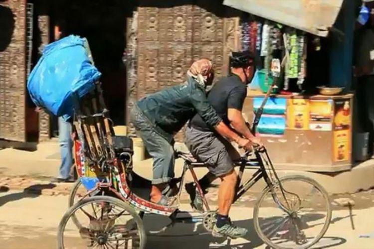Srbi se trkali rikšama na Tibetu (VIDEO)