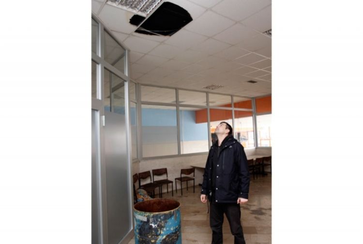 Pale gipsane ploče sa plafona u Domu omladine (FOTO)
