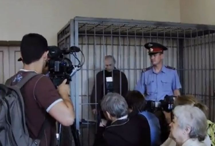 Putinu u kavezu "sude" za terorizam (Video)