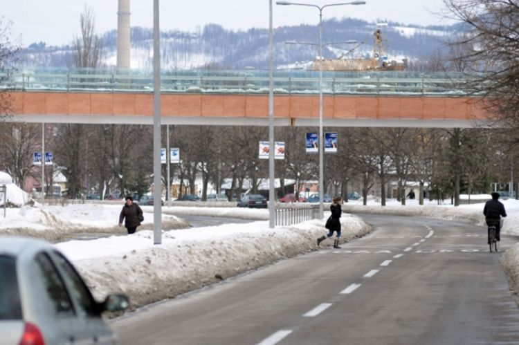 Banjaluka: Trećina učenika rizikuje život prelazeći saobraćajnicu ispod pasarele