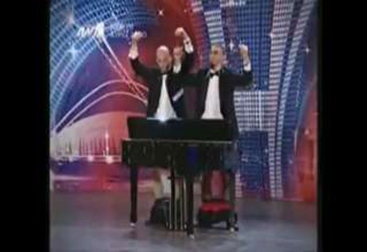 Sviraju klavir - penisima (VIDEO)