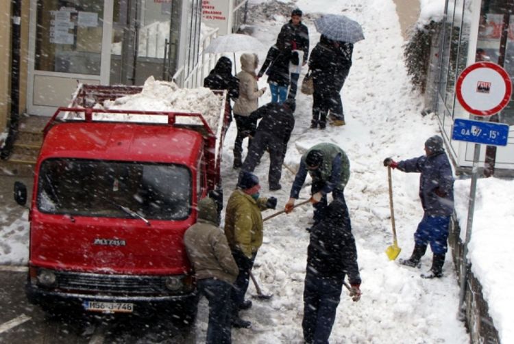 Padavine i jak vjetar otežavaju saobraćaj