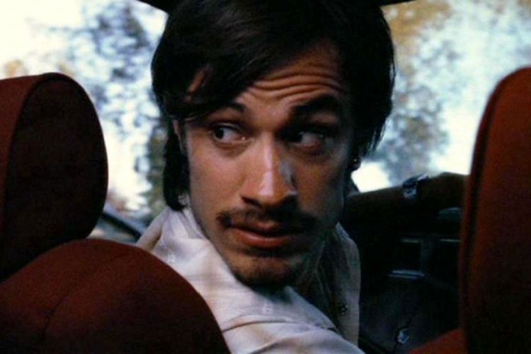 Zgodni meksički glumac Gael Garsija Bernal kao postapokaliptični Zoro