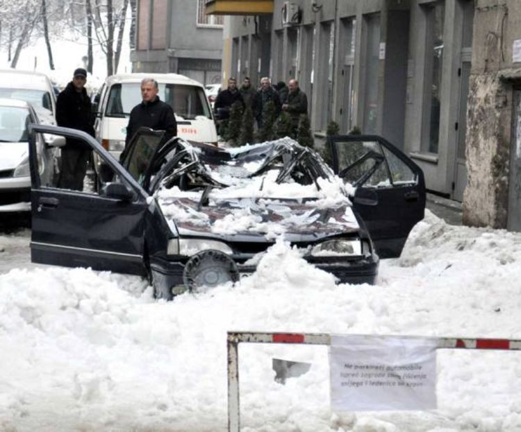 Snijeg s krova uništio automobil u pokretu, građani izvlačili vozača (Foto, Video)