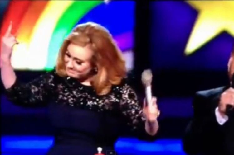 Srednji prst vratio Adele na prvo mjesto