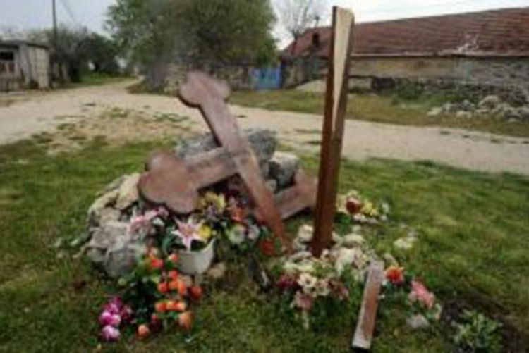 Krao drvene krstove i ložio ih za ogrev