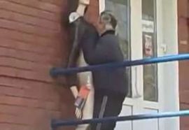 Pijani muškarac vodio ljubav sa lutkom (VIDEO)