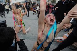Protest u toplesu zbog nasilja nad ženama (Foto)