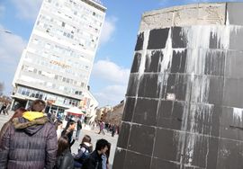 Oštećen spomenik posvećen zemljotresu iz 1969. na Trgu Krajine (Foto)