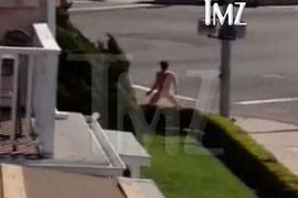 Reditelj masturbirao go na ulici (VIDEO)