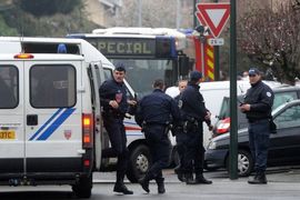 Policija opkolila kuću u kojoj se skriva napadač iz Tuluza (VIDEO)