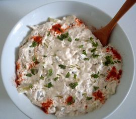 Pileća salata sa krompirom i kiseli krastavcima