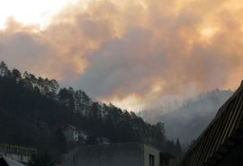 Kuće u Kozarici spašene, šuma i dalje gori