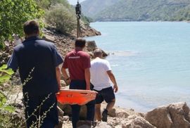 Vozilo sletjelo u korito rijeke i zapalilo se, četvoro povrijeđeno