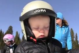 Novi hit na Youtubeu: Mali Bode zaspao stojeći na skijama (VIDEO)