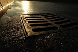 Banjaluka: Masovno nestaju poklopaci sa šahtova i zaštitne rešetke