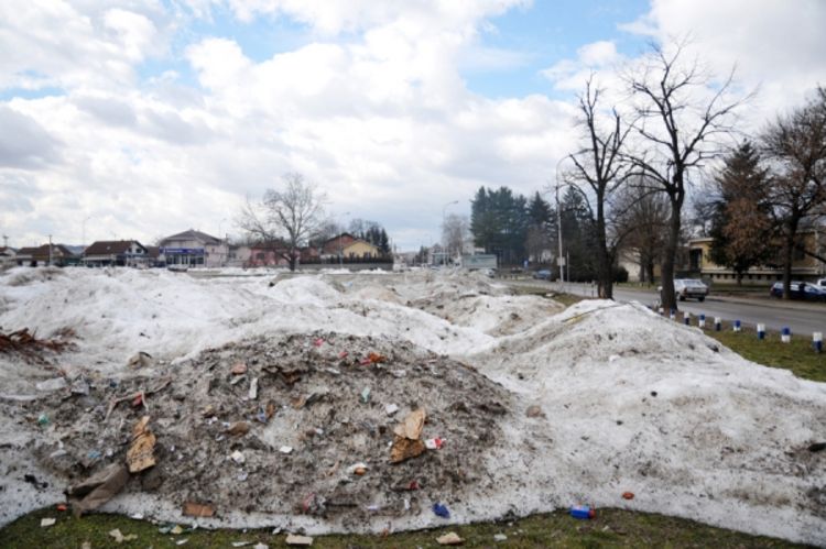 Banjaluka: Zelena površina postala deponija (Foto)