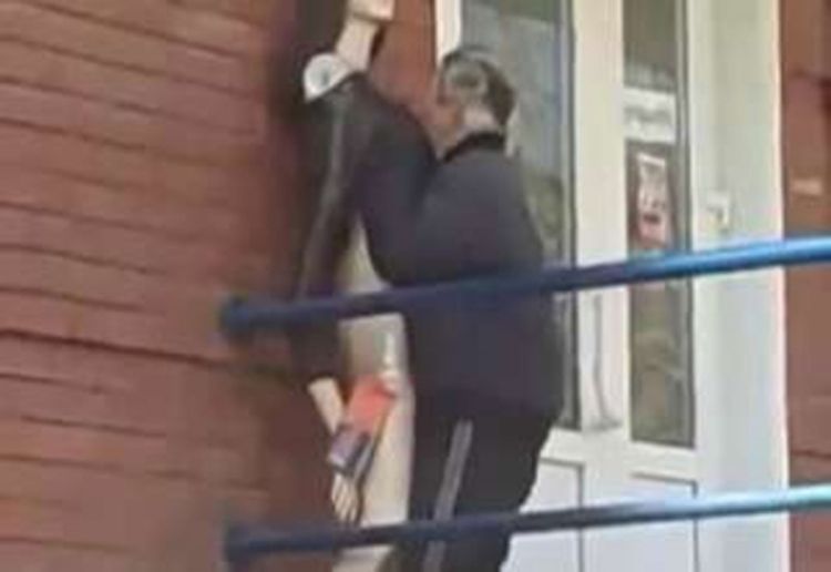 Pijani muškarac vodio ljubav sa lutkom (VIDEO)