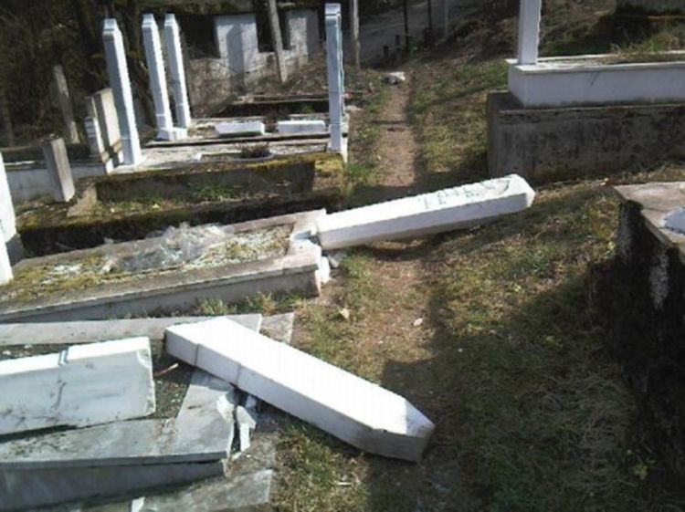 Oskrnavili islamsko groblje u Doboju