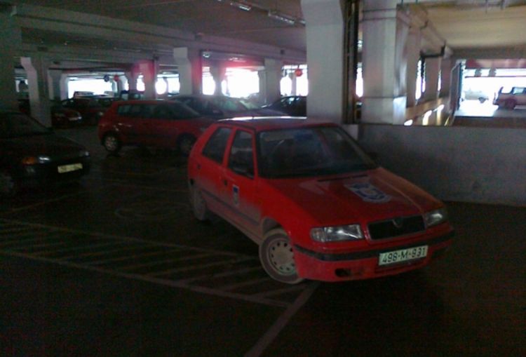 Pogledajte kako vozilo Grada Banjaluka zauzima mjesto za invalide (FOTO)
