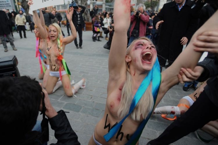 Protest u toplesu zbog nasilja nad ženama (Foto)