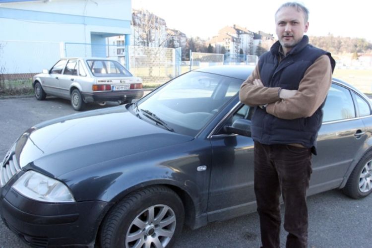 Psi i mačke mu oštetili automobil