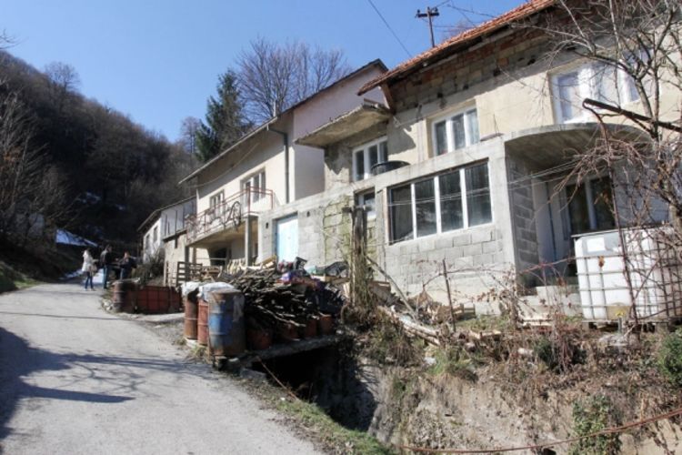 Voda prijeti kućama
