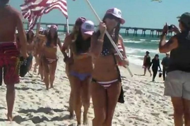 Novi svjetski rekord: 450 Amerikanki u bikiniju (Video)