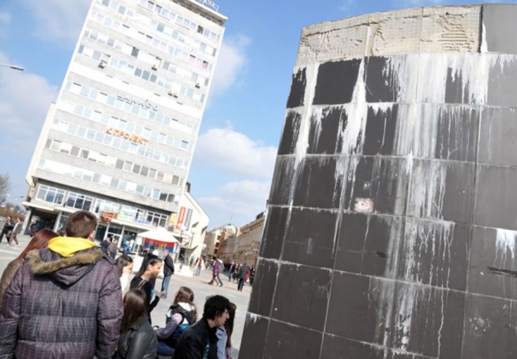 Oštećen spomenik posvećen zemljotresu iz 1969. na Trgu Krajine (Foto)