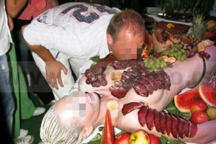 Srbija: Skandalozne i uvredljive fotografije nagih žena na pladnju (FOTO)