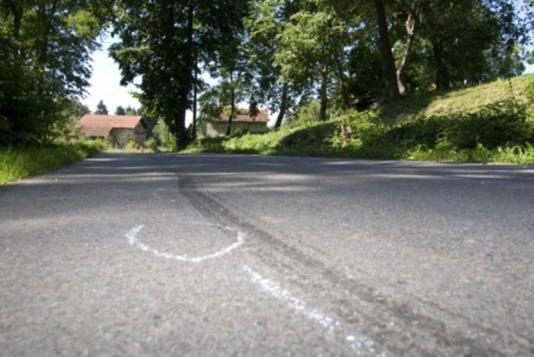 Vezao maloljetnicu za auto pa je vukao