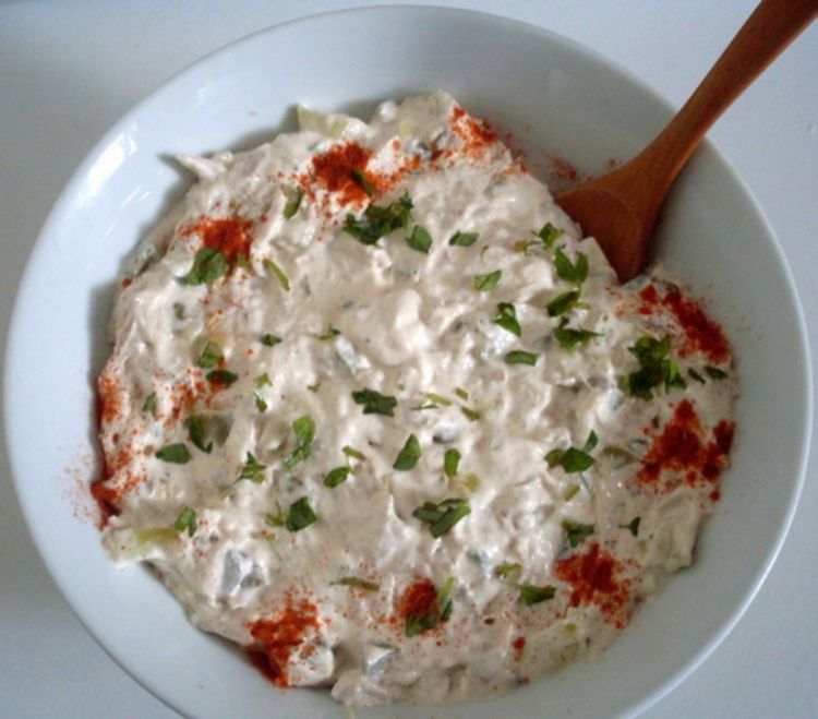 Pileća salata sa krompirom i kiseli krastavcima