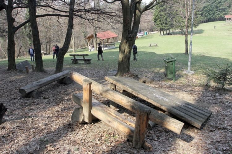 Na Trešnjiku i Šibovima polomljene klupe i stolovi, PRIJAVITE vandale (FOTO)