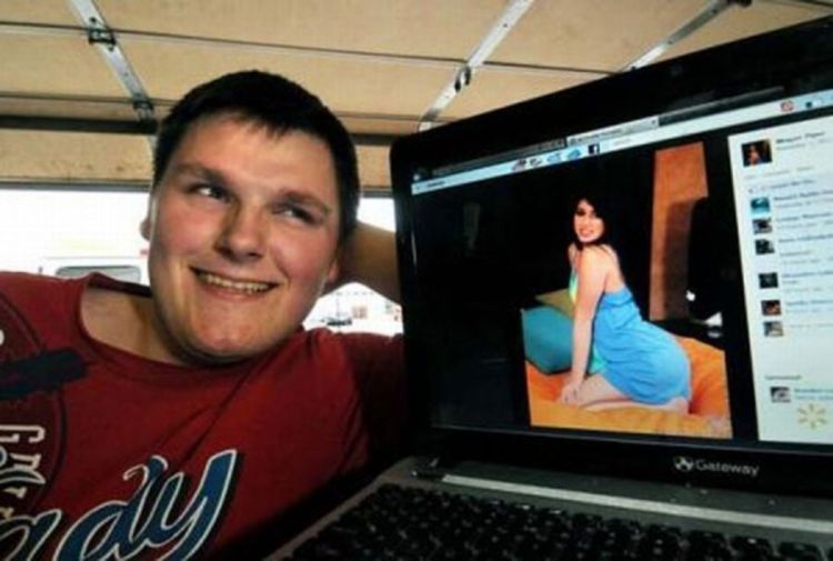 Škola u Minesoti zabranila dječaku dovođenje porno glumice na maturu (FOTO)