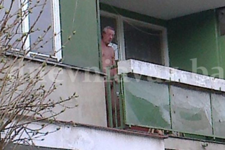 Pedofil u Sarajevu go na balkonu masturbira dok posmatra djecu koja idu u školu (FOTO)