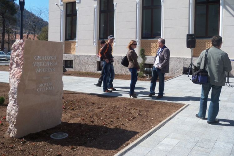 Pucnji na Gradsku vijećnicu u Mostaru
