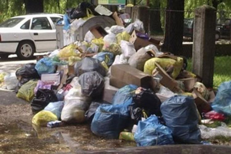 Ulice u Ljubinju prepune smeća, komunalci nemaju novca da ga odvezu        