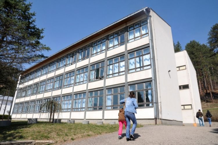 Roditelji ne puštaju djecu samu u školu zbog straha od silovatelja