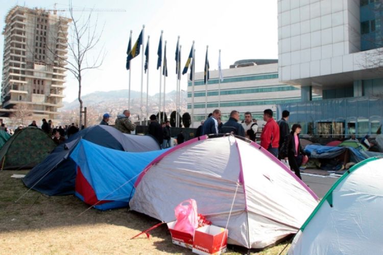Uprkos zabrani, šatori pred bh. parlamentom