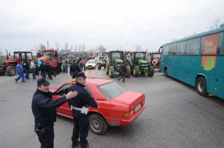Nezadovoljni poljoprivrednici blokirali most na Tamišu