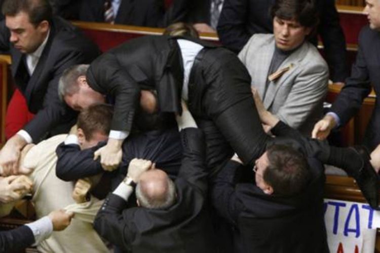 Tuča poslanika tokom debate o zakonu o obrazovanju