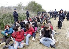 Uhapšeni aktivisti koji su protestvovali ispred sjedišta NATO-a