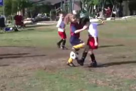 Djevojčica oduvala dječaka na fudbalu (VIDEO)