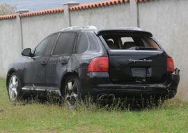 Zapaljeni automobili u dvorištu kuće   