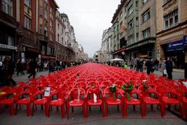 Dvije decenije od opsade Sarajeva, po 1 prazna stolica za svakog ...