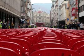 Sarajevska crvena linija: Odata počast stradalim Sarajlijama (FOTO)