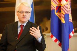 Josipović na Vaskrs sa vladikom Grigorijem