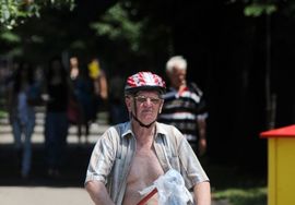 Biciklisti skidaju kacige s glave