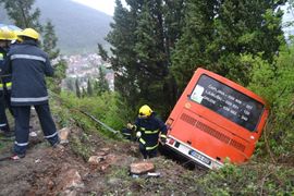 Stabla zaustavila autobus da ne sleti u provaliju