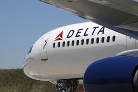 Avion prinudno sletio zbog mobilnog telefona